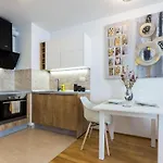 Διαμέρισμα Tanja Modern With Balcony And Parking Garage