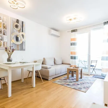 Tanja Modern With Balcony And Parking Garage Daire