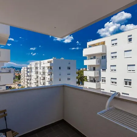 Daire Tanja Modern With Balcony And Parking Garage