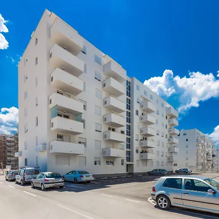 Διαμέρισμα Tanja Modern With Balcony And Parking Garage