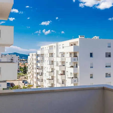 Tanja Modern With Balcony And Parking Garage