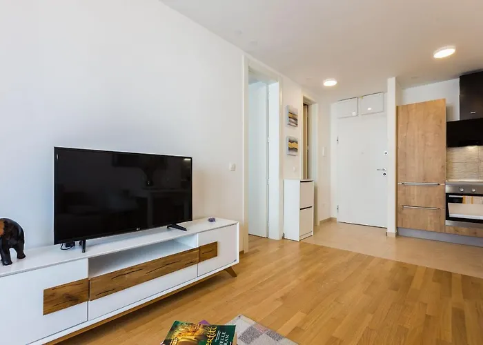 Tanja Modern With Balcony And Parking Garage Appartamento Zara