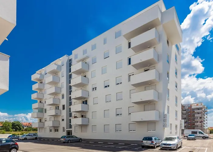 Appartamento Tanja Modern With Balcony And Parking Garage Zara