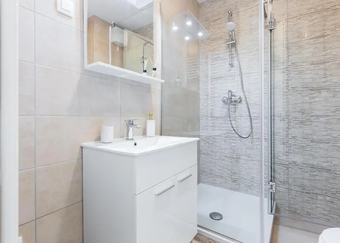 Tanja Modern With Balcony And Parking Garage Appartamento Zara