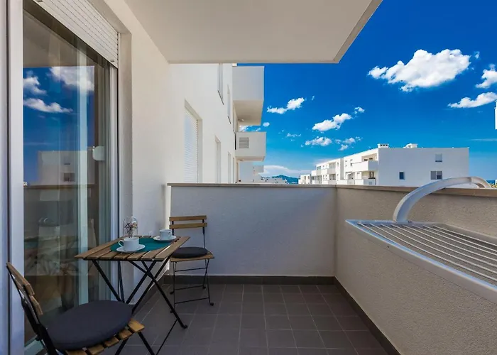 Tanja Modern With Balcony And Parking Garage * Zara