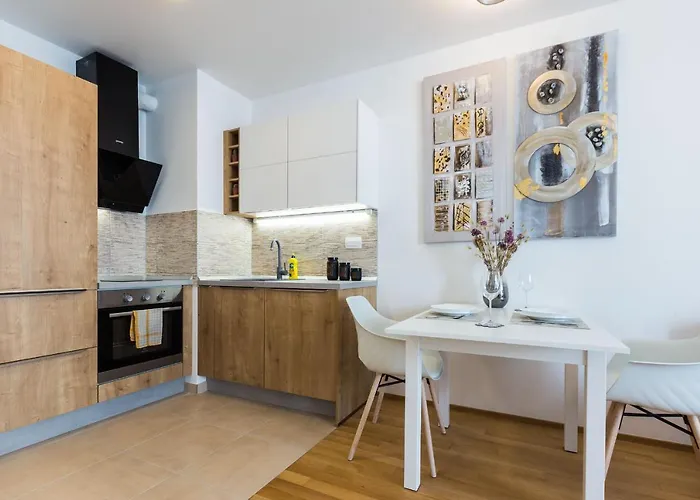 Appartamento Tanja Modern With Balcony And Parking Garage