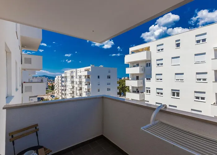 Appartamento Tanja Modern With Balcony And Parking Garage
