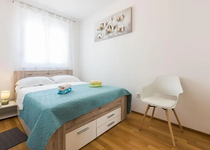 Tanja Modern With Balcony And Parking Garage Zara